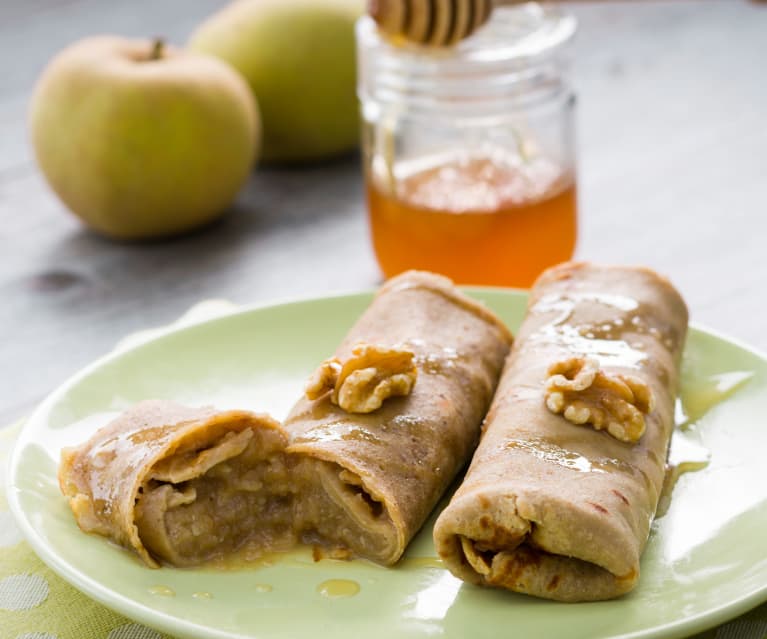 Crêpes de harina de castañas con compota de manzana, nueces y miel