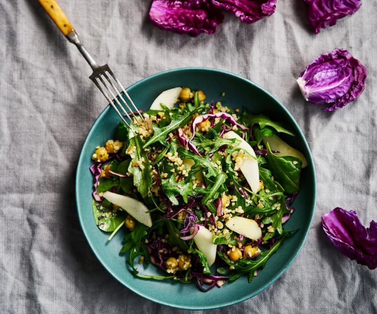 Salada de bulgur com grão-de-bico e pera rocha