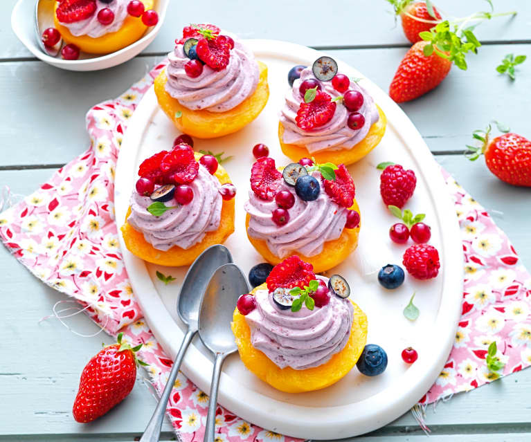 Pêches à la mousse de fraise et chocolat blanc