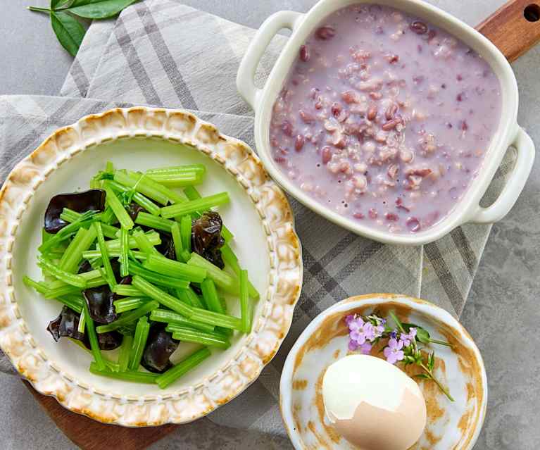 早餐（牛奶红豆薏仁粥、芹菜炒木耳、水煮蛋）