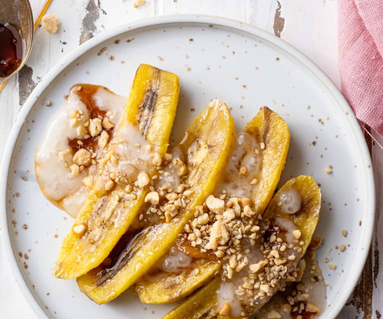 Plátano al horno con sirope de arce y salsa de coco con perlas de tapioca