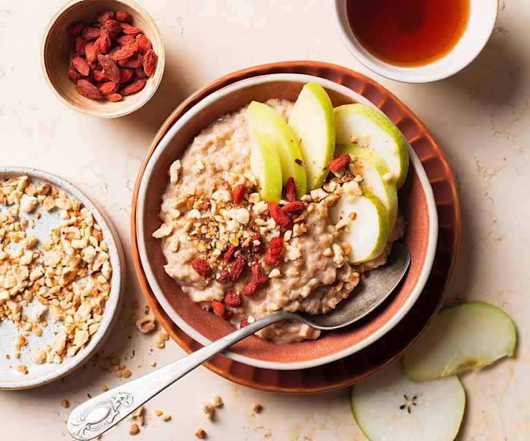 Porridge vegan cu fructe și scorțișoară