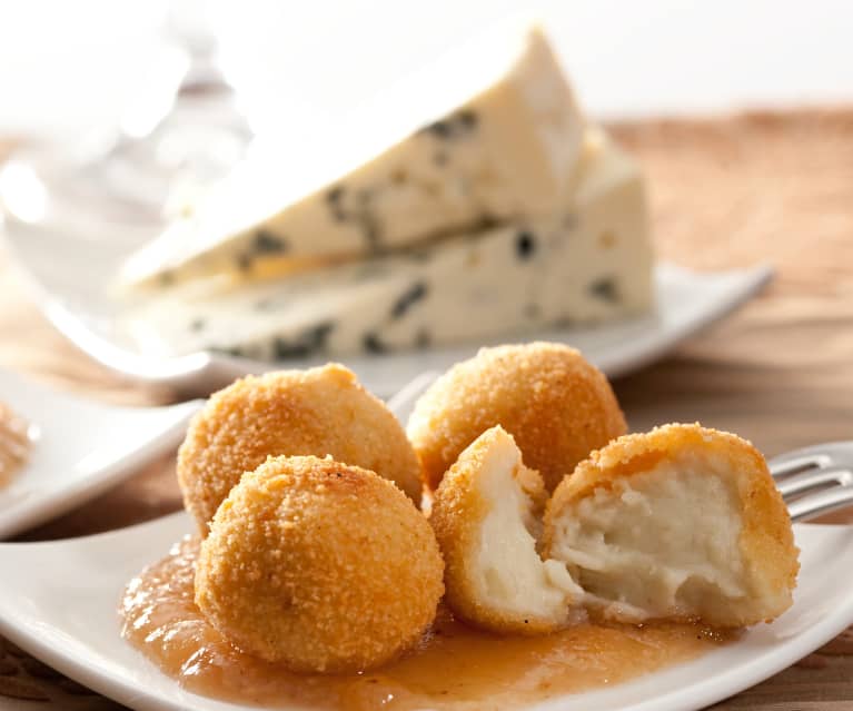 Croquetas de queso cabrales con salsa de membrillo