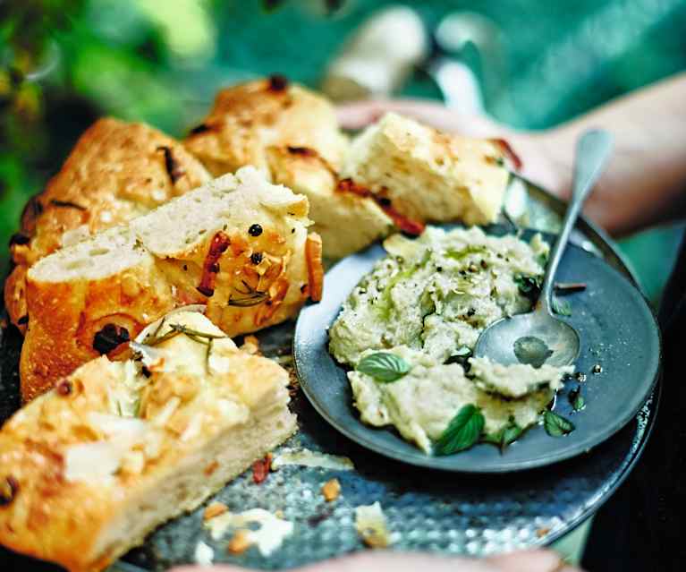 Focaccia au pecorino, au lard et crème d'artichaut Focaccia au pecorino, au lard et crème d'artichaut