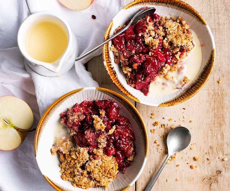 Sommerfrüchte-Crumble mit Vanillesauce Sommerfrüchte-Crumble mit Vanillesauce