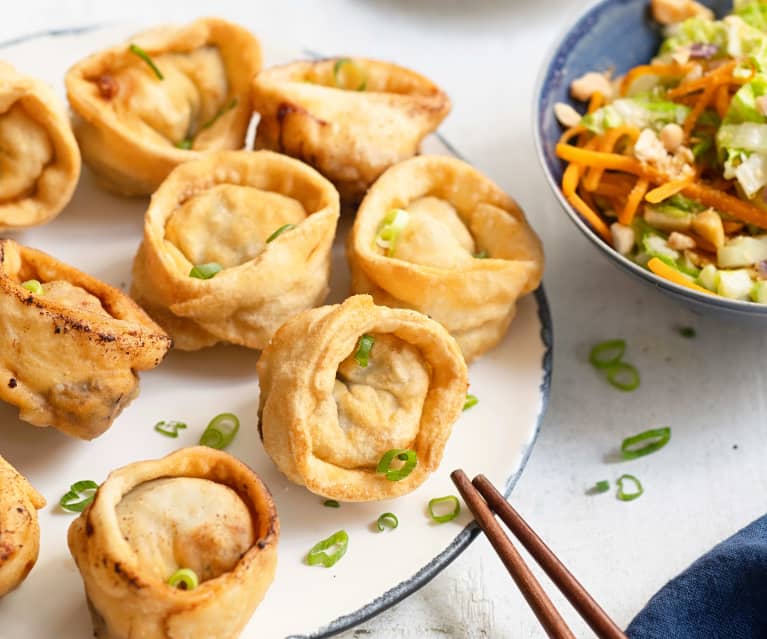 Raviolis wonton frits et poêlée de chou aux cacahuètes