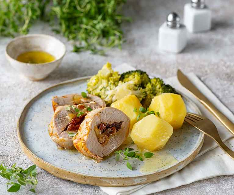 Polędwica faszerowana mozzarellą i suszonymi pomidorami z ziemniakami i brokułem Polędwica faszerowana mozzarellą i suszonymi pomidorami z ziemniakami i brokułem