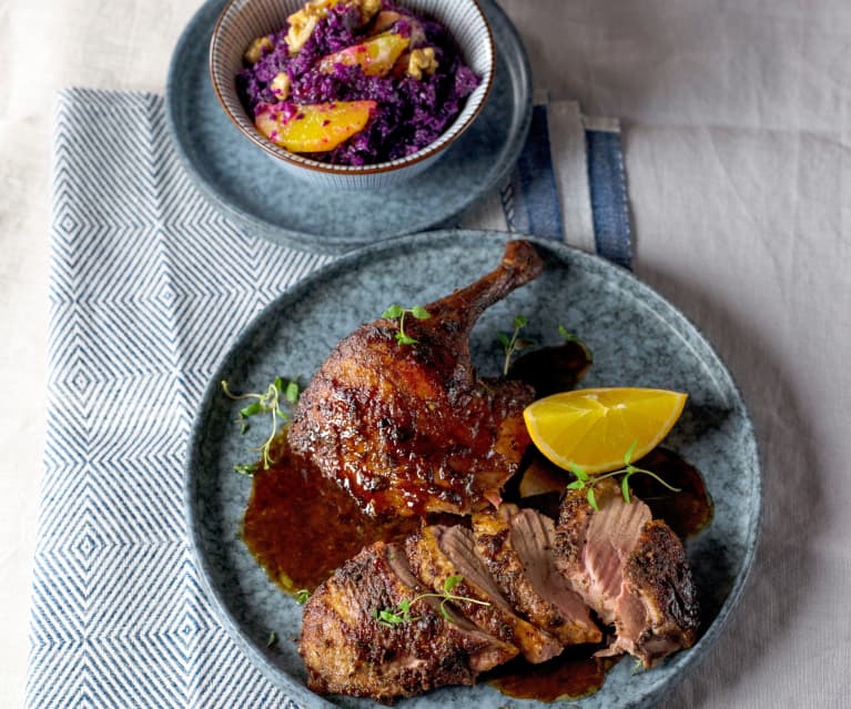 Ente vom Drehspieß mit Orangensauce und Rotkrautsalat