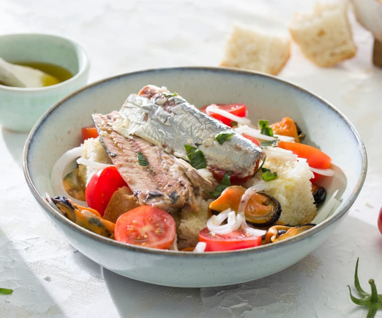 Bol de sardinas, mejillones, tomate y pan