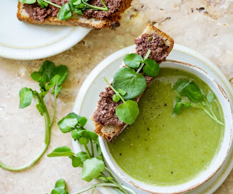 Soupe froide au cresson et tartines de tapenade