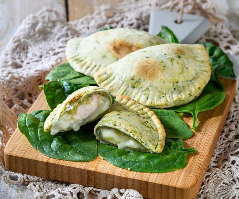 Mezzelune agli spinaci con tacchino e mozzarella