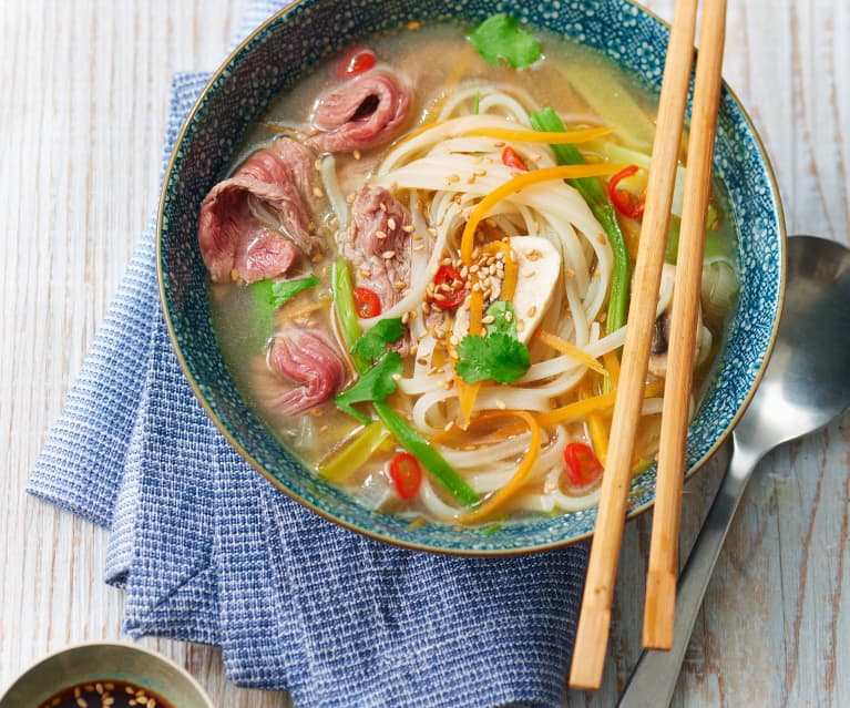 Ramen aux lamelles de bœuf, légumes et nouilles de riz