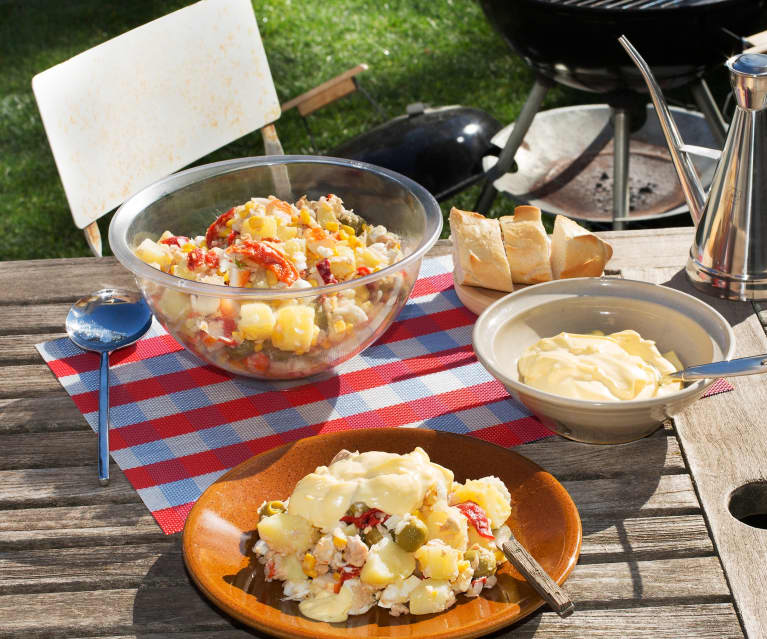 Ensaladilla de patata, huevos, atún y palitos de cangrejo