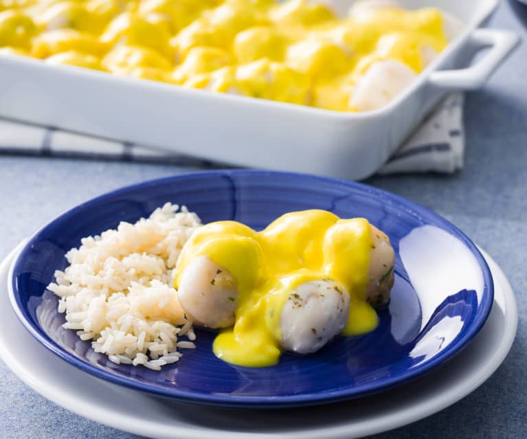 Albóndigas de pescado con salsa de limón y huevo