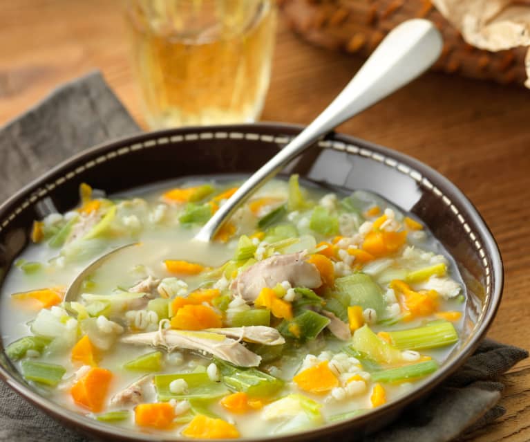 Sopa de pollo y cebada con verduras