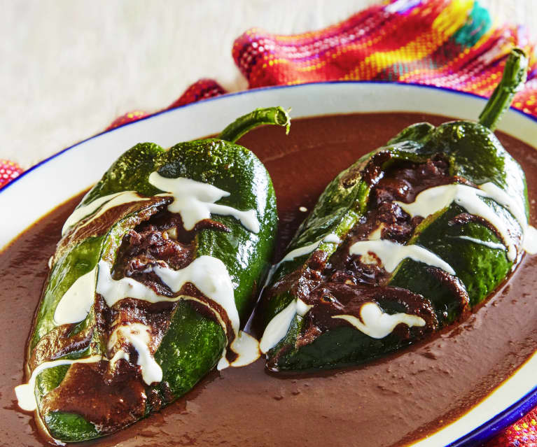 Chiles rellenos de frijol con mole negro