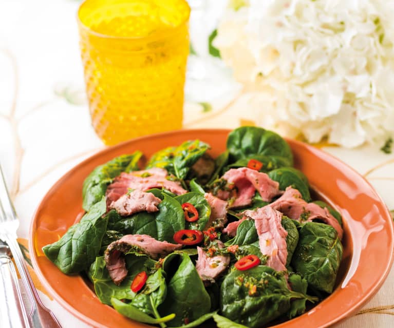 Salada de rosbife com molho de malagueta e coentros