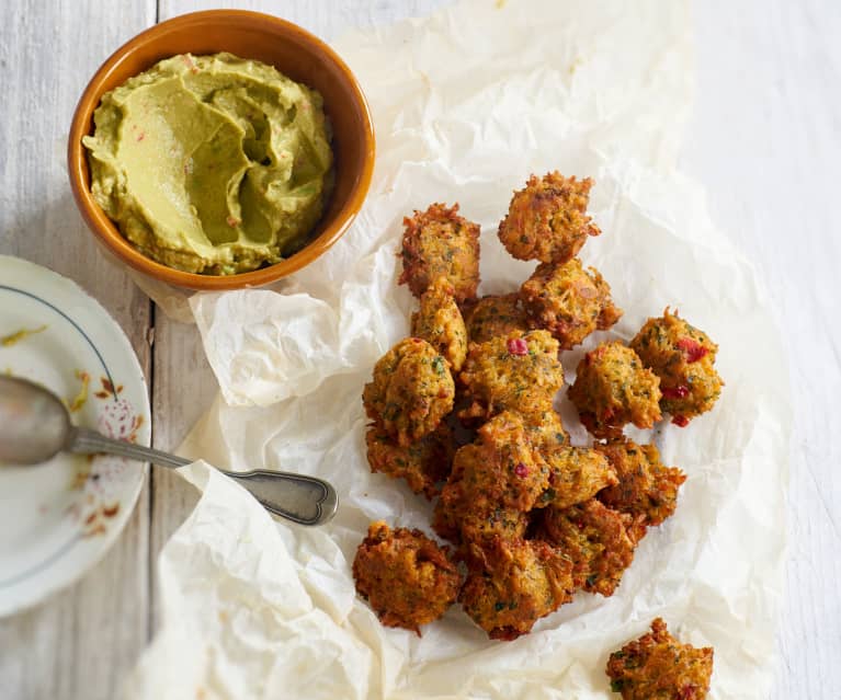 Pataniscas de frango com dip de abacate e grão