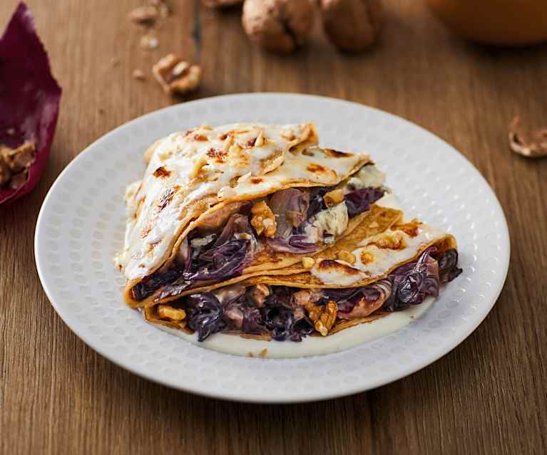 Crespelle con radicchio e noci Crespelle con radicchio e noci