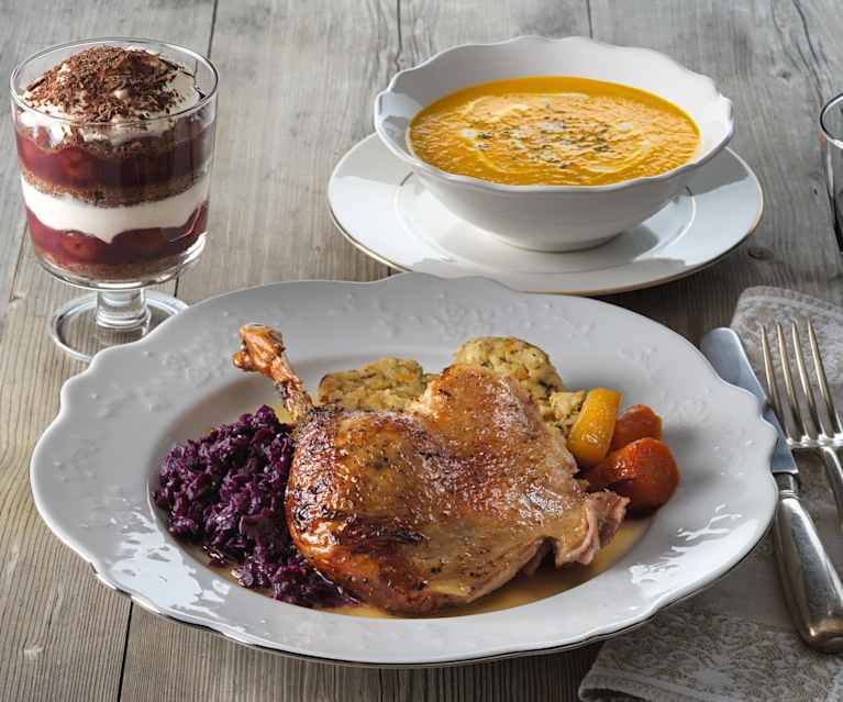 Menü: Karotten-Ingwer-Suppe; Gefüllte Gans mit Rotkraut und Schwarzwälderkirsch-Dessert Menü: Karotten-Ingwer-Suppe; Gefüllte Gans mit Rotkraut und Schwarzwälderkirsch-Dessert