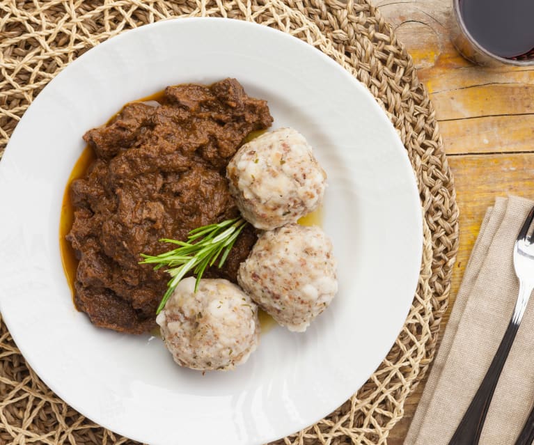 Goulash di manzo con canederli al vapore