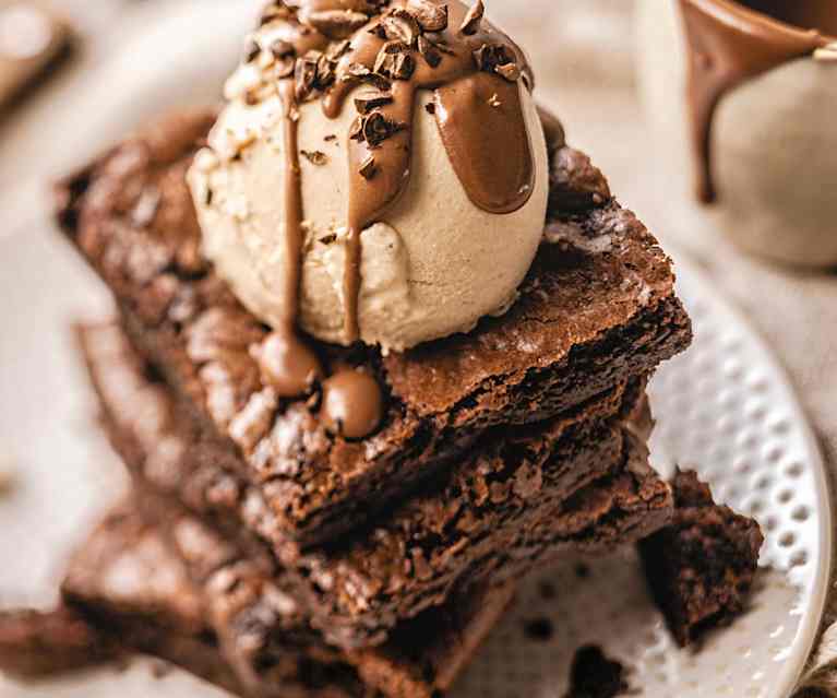 Glace végane café-noix de coco, brownie et coulis au chocolat noir Glace végane café-noix de coco, brownie et coulis au chocolat noir