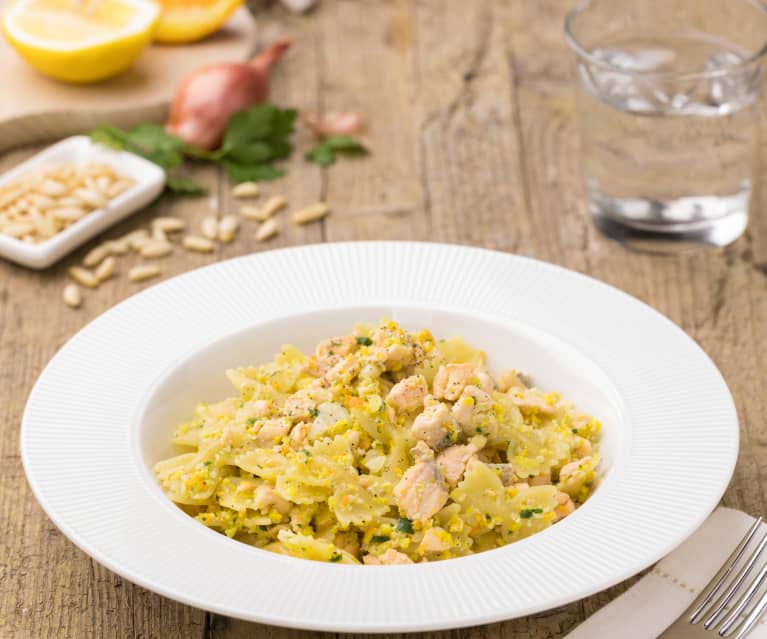 Farfalle al salmone e pinoli