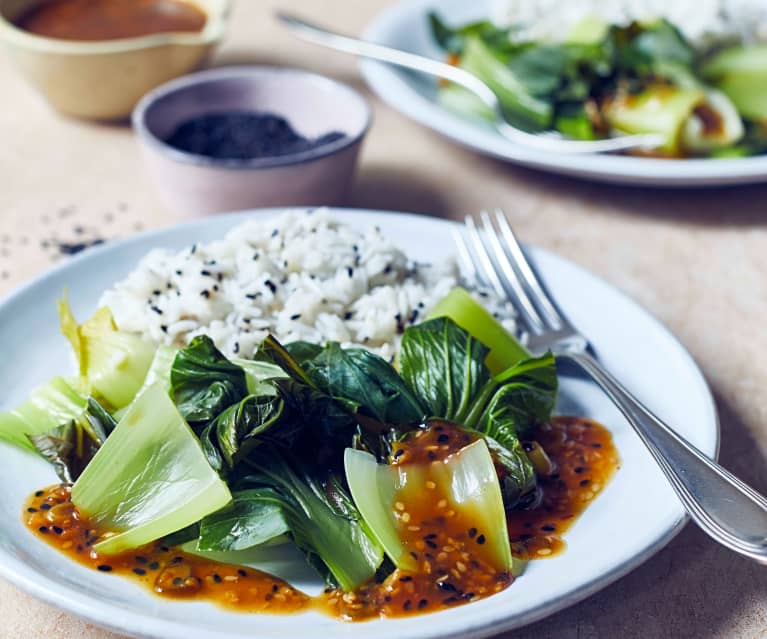 Gedämpfter Pak Choi mit Knoblauch-Ingwer-Sauce und Basmati-Reis