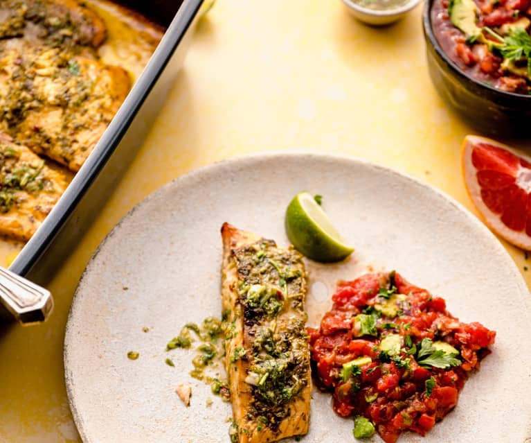 Saumon épicé à la cubaine avec salsa aux tomates et à l'avocat