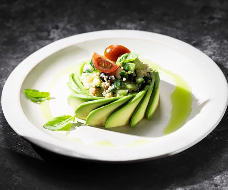 Ensalada de quinoa con pepino, cherry y aguacate