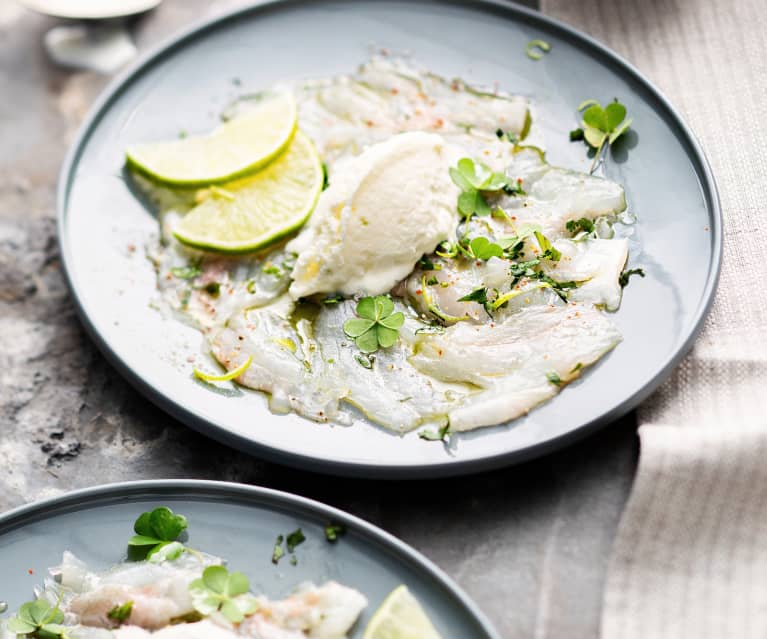 Carpaccio de bar et glace au fromage blanc citronné