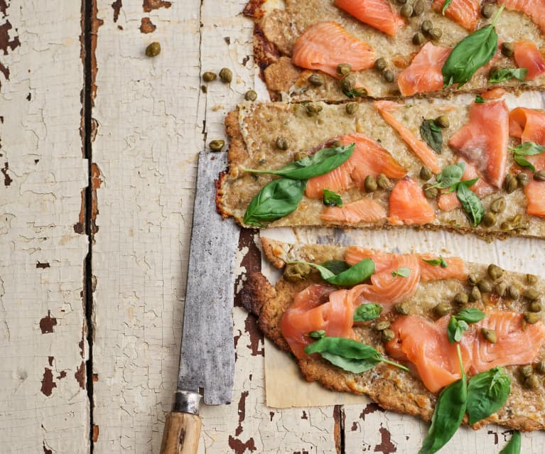 Piza de salmão com alcaparras e manjericão