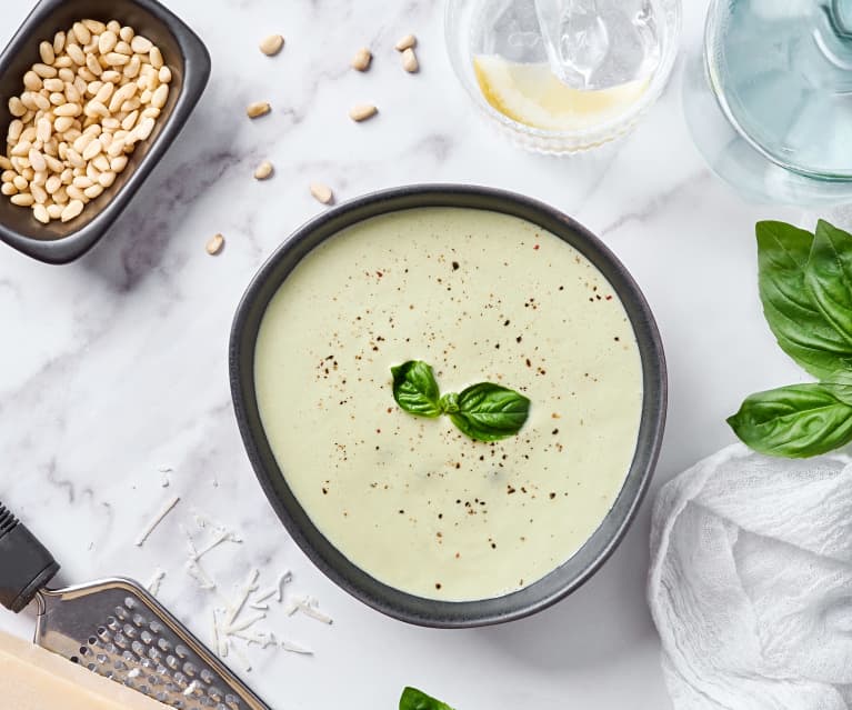 Crema fría de albahaca y piñones