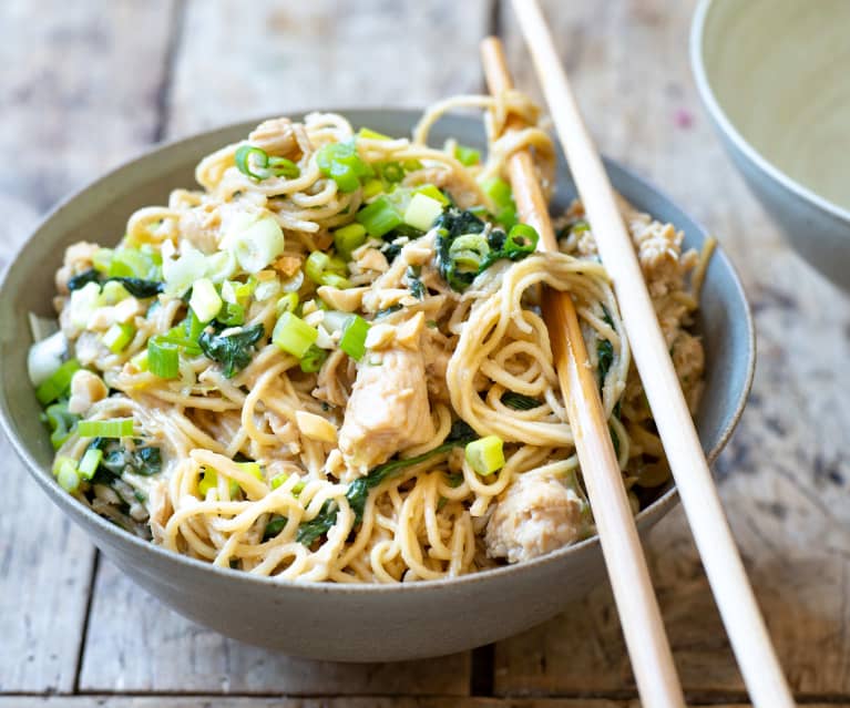 Nouilles chinoises à la dinde, épinards et sauce cacahuète