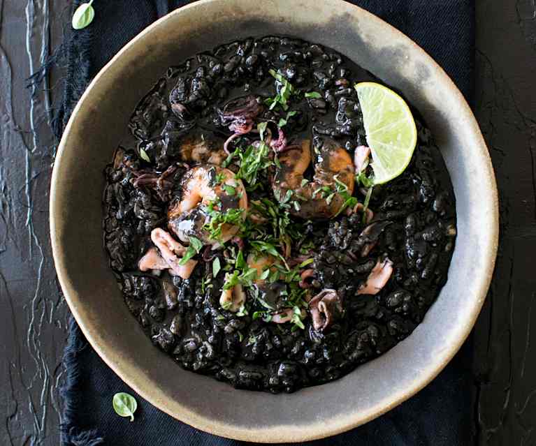 Arroz negro meloso con camarones y calamares Arroz negro meloso con camarones y calamares