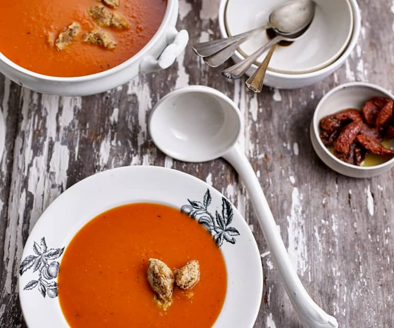 Sopa de tomate com quenelles de manjericão e tomate seco