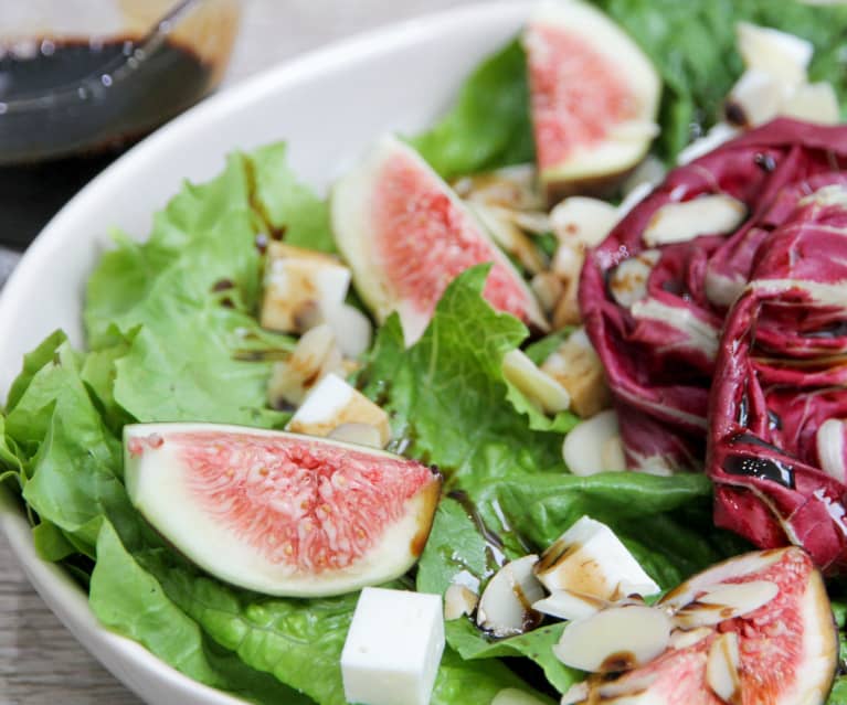 Salada de folhas com figo, queijo feta, amêndoas e redução de balsâmico