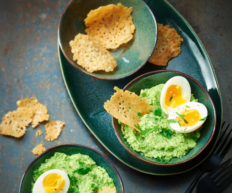 Purée de brocoli, œufs mollets et tuiles de parmesan