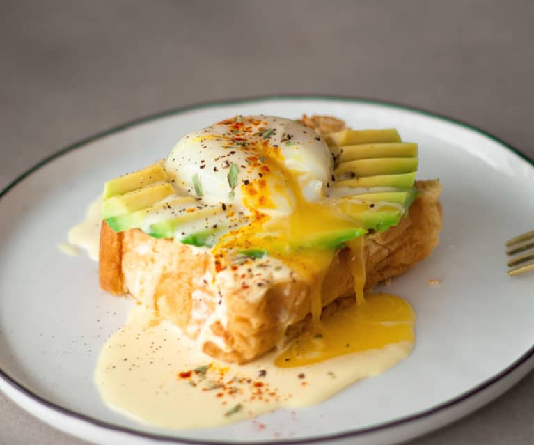 Huevos benedict con aguacate y holandesa de azafrán