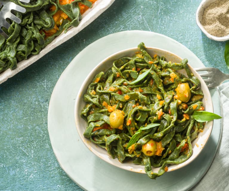 Tallarines de espirulina con salsa de verduras de verano