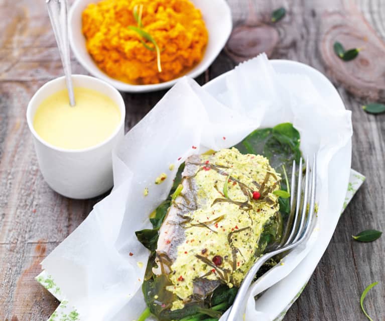 Papillote de bar aux épinards, sauce curcuma et purée de carotte