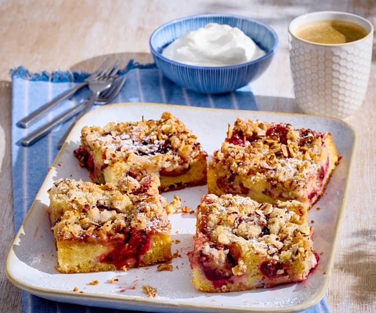 Zwetschgen-Blechkuchen mit Haselnuss-Kruste