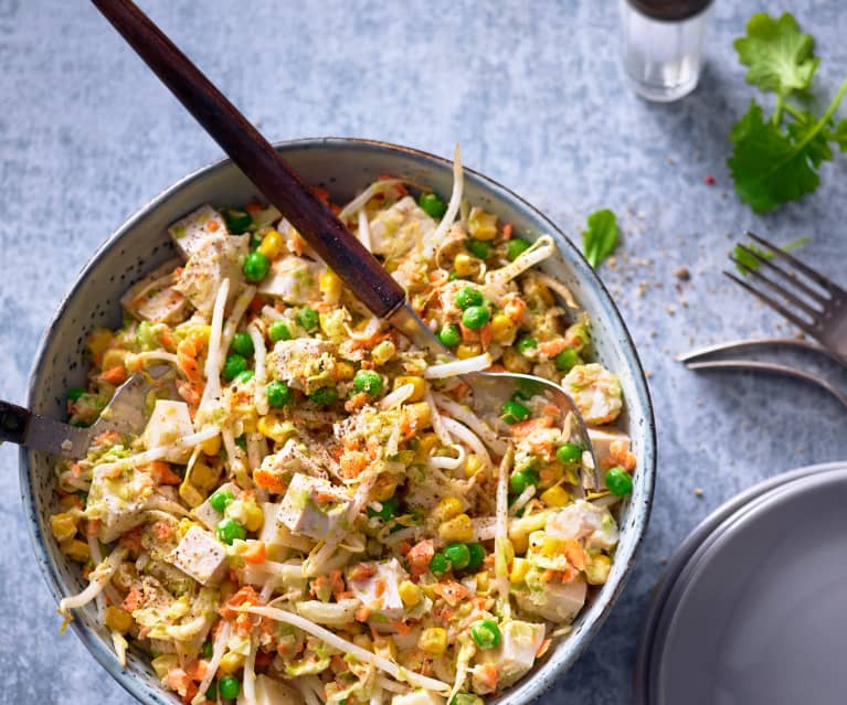 Salat mit Geflügel, Käse und Tofu