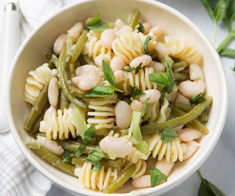 Ensalada templada de judías blancas y verdes con pasta