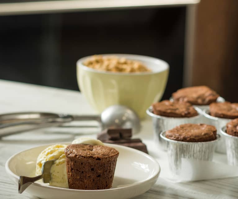 Minisoufflés de chocolate y muesli crujiente