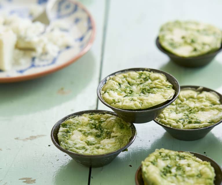 Fritatas de queijo de cabra e espinafres