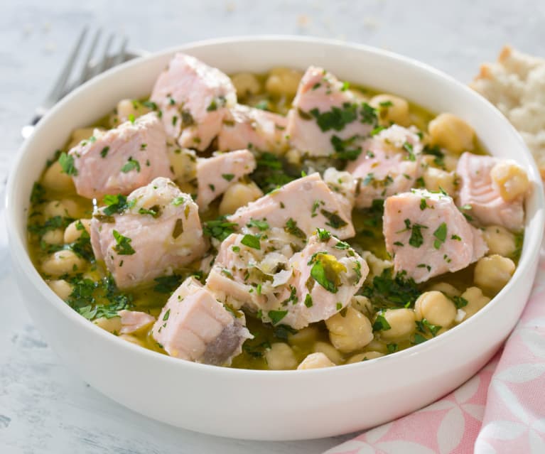 Garbanzos en salsa verde con salmón