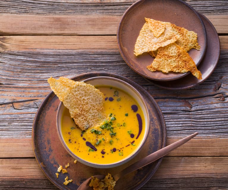 Möhren-Kürbissuppe mit Parmesanchips