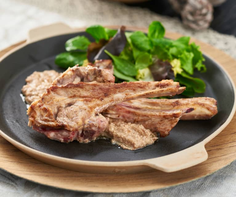 Chuletitas de cordero con picada de avellanas y nueces