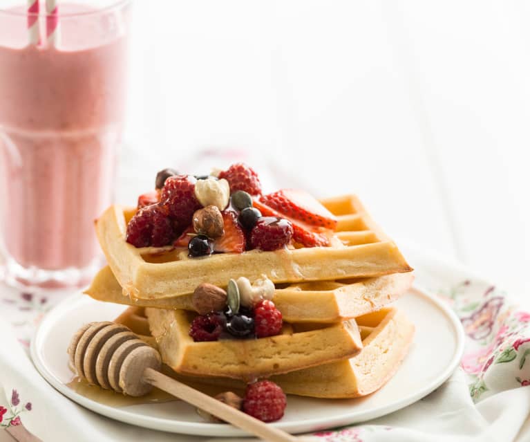 Waffles com mel e frutos secos